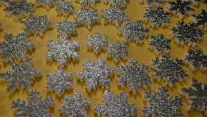 Новогодние украшения из пенопласта с блёстками